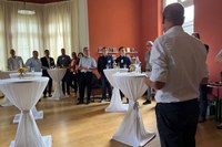 Prof. Dr. Lothar Schrott begrüßt die Alumni im Roten Saal