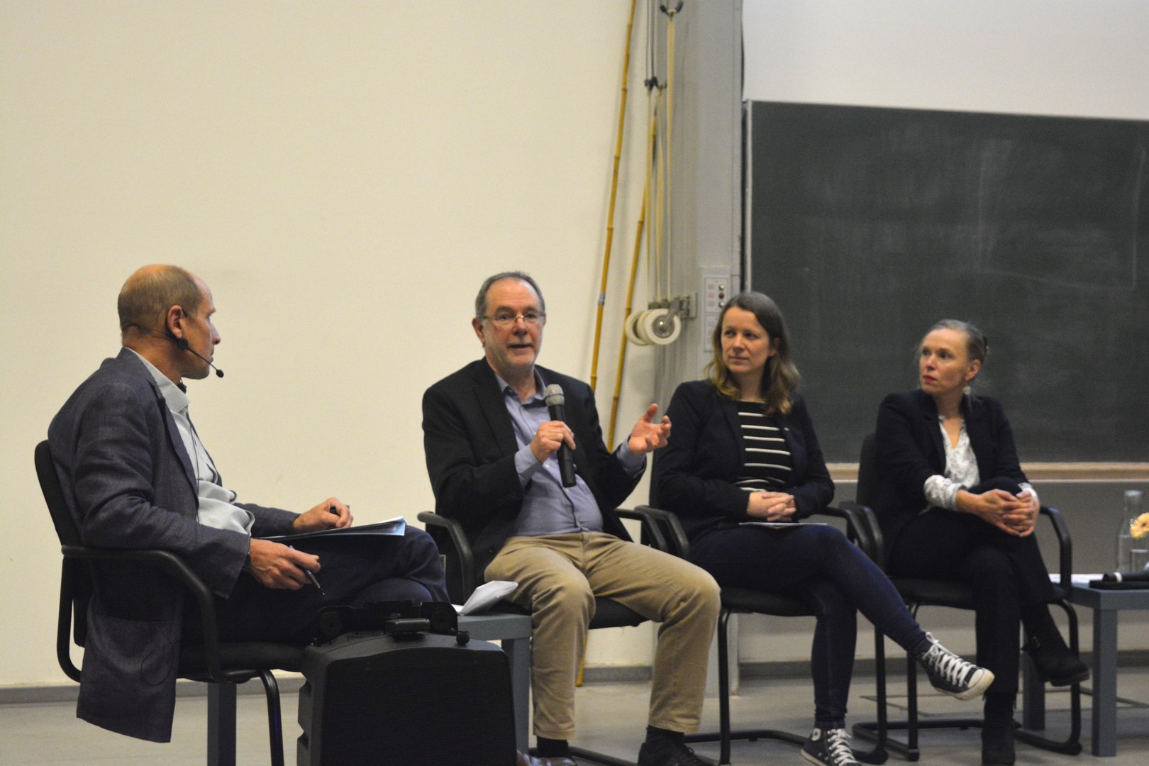 Während der Diskussion (von links nach rechts: Prof. Dr. Lothar Schrott, Dr. Peter Billing, Ronja Winkhardt-Enz, Kathrin Stolzenburg)