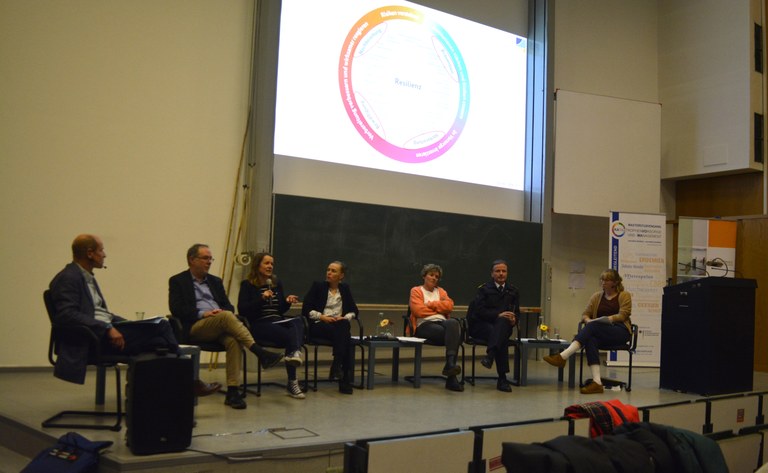 Podiumsgäste (von links nach rechts: Prof. Dr. Lothar Schrott, Dr. Peter Billing, Ronja Winkhardt-Enz, Kathrin Stolzenburg, Dr. Julia Höller, Jochen Stein, Regina Fleischmann)